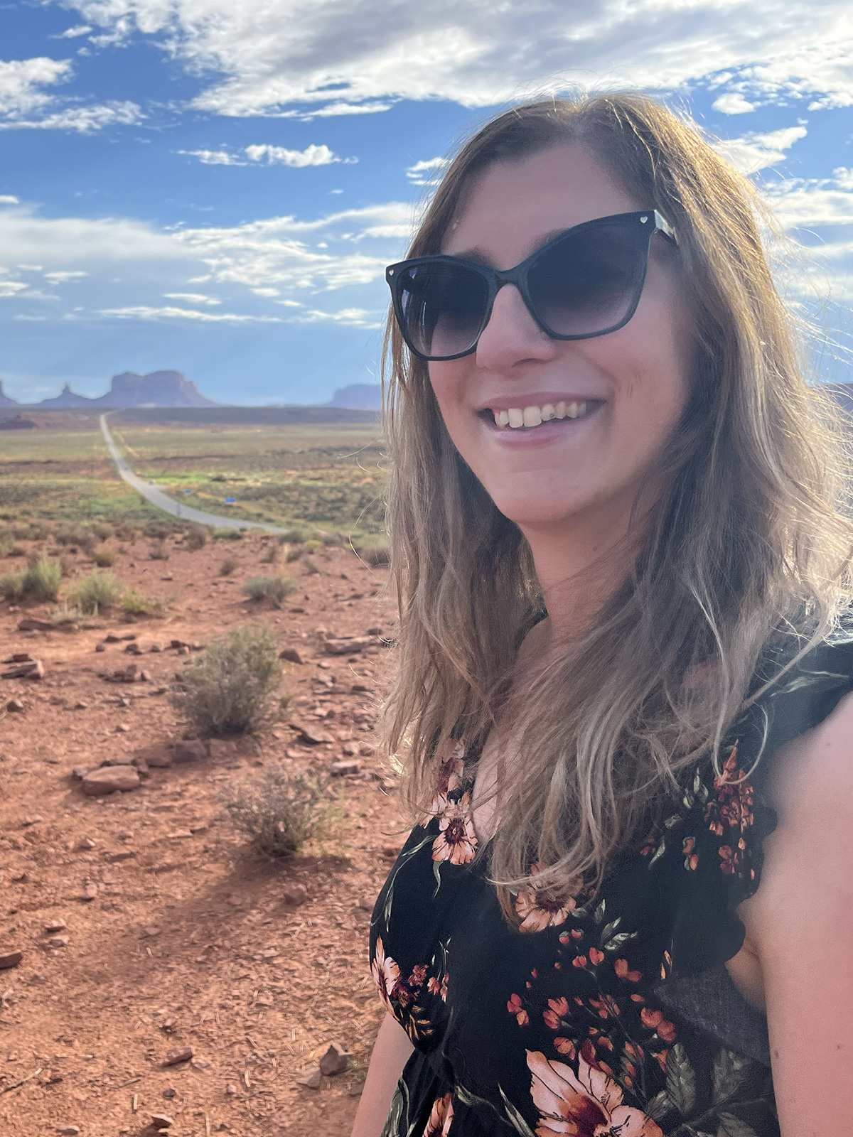 Lia al Forrest Gump Point (U.S. Highway 163) nello Utah, vicino alla Monument Valley