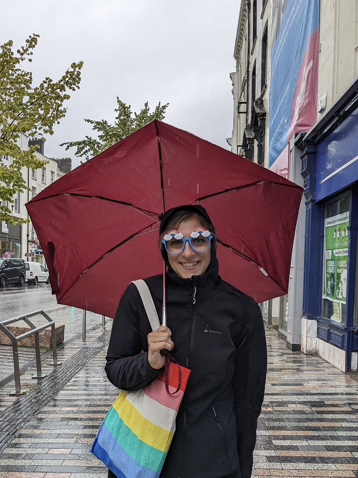 Lia con ombrello e occhiali da clown in una giornata di pioggia irlandese