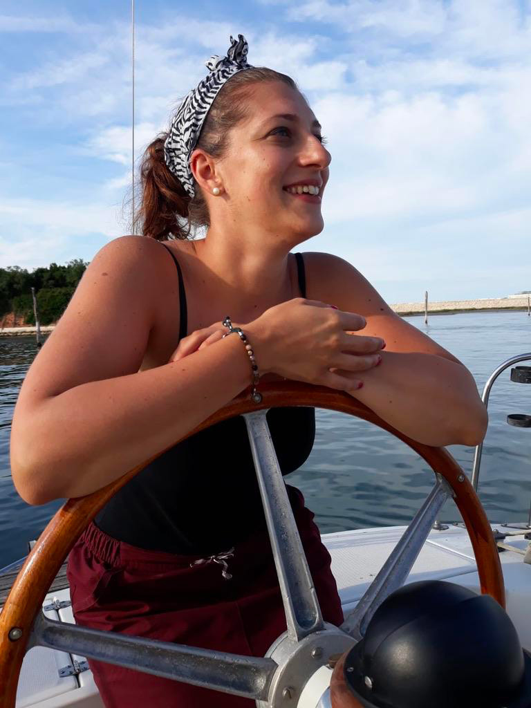 Lia al timone di una barca a vela
