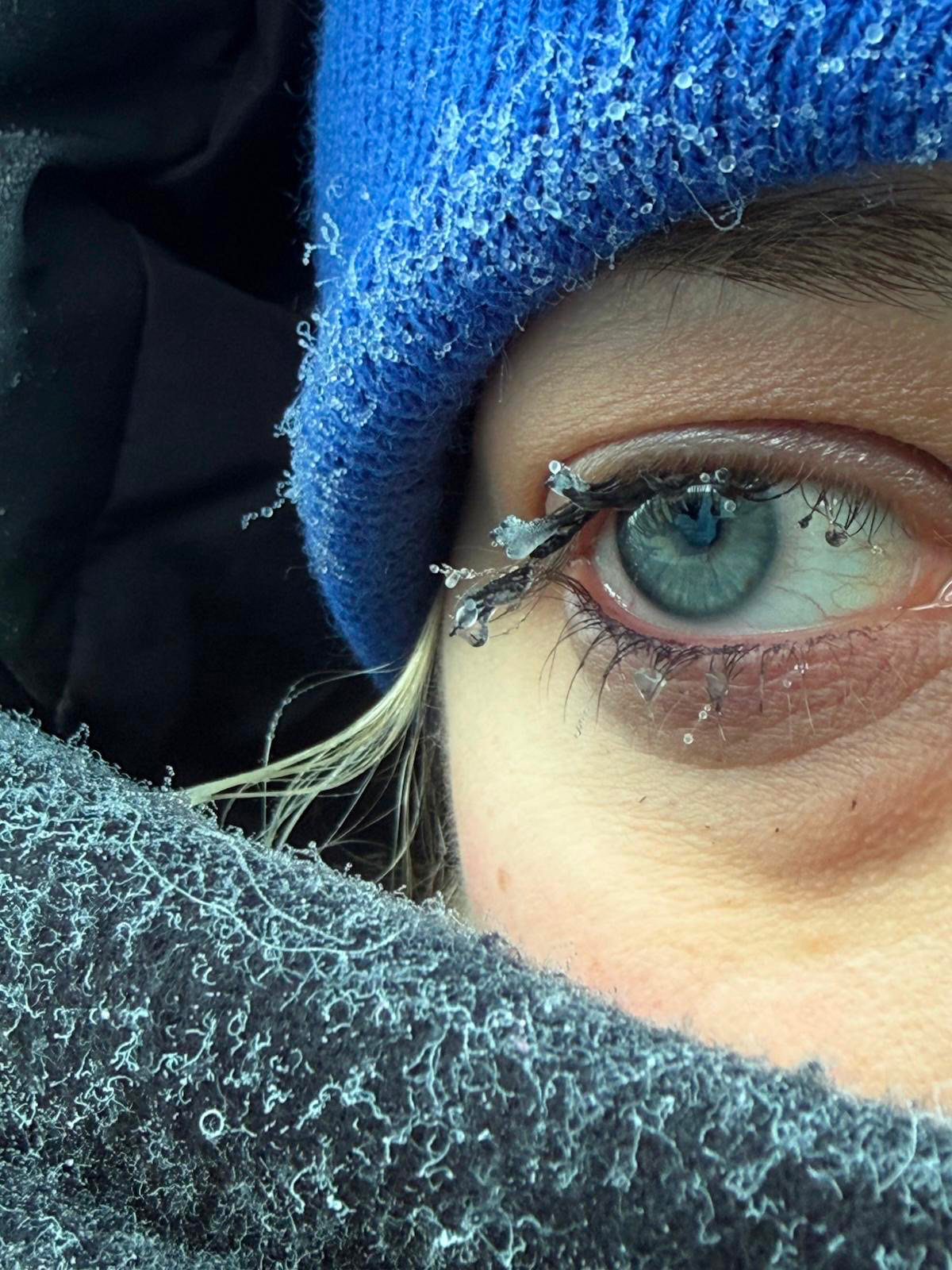 occhio di Lia con ciglia e cappello ghiacciati, a -25 gradi in Lapponia